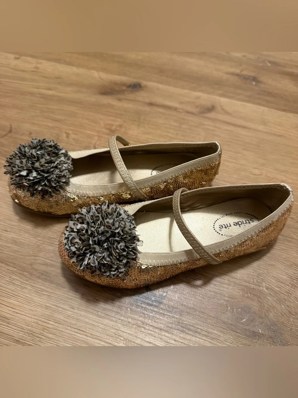 🏷️ 3 for $30 🏷️ Stride Rite Girls' Gold Sparkle Flats, size 12, brand new